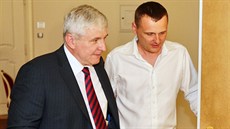 Premiér JI�í Rusnok p�ichází na jednání poslaneckého klubu V�cí ve�ejných s...