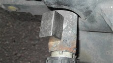Silný magnet umíst�ný na sníma�i tachografu nákladního automobilu, který