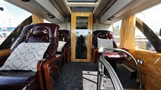 Luxusní polohovatelné sedaky v autobusu Nobless Line.