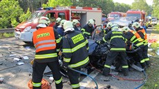 Tragická dopravní nehoda osobního automobilu a autobusu zastavila 6. srpna...