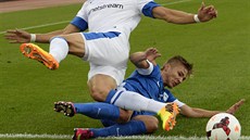Liberecký Martin Frýdek (v modrém) atakuje Lorise Benita z FC Curych.
