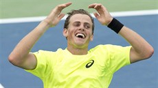 Vasek Pospisil slaví výhru nad Tomáem Berdychem.