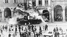 Ruský tank bourá v srpnu roku 1968 podloubí na libereckém námstí.  