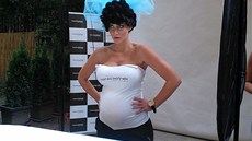 Těhotná Andrea Pomeje v roli modelky. 
