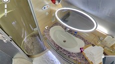 Luxusní koupelna v letounu Airbus A380 spolenosti The Emirates