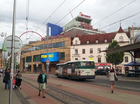 Palác Syner, z jeho stechy mu kiel, leí v centru Liberce.