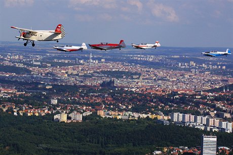 Vzpomnkov let formace sedmi letoun u pleitosti 68. vro nvratu...