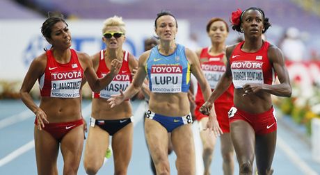 Lenka Masná (druhá zleva) v semifinále bhu na 800 metr na mistrovství svta v