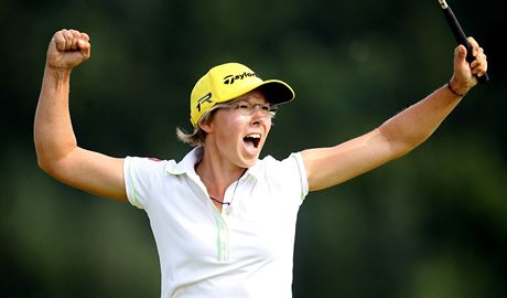Nmeck golfistka Ann-Kathrin Lindnerov se raduje z triumfu na turnaji srie...