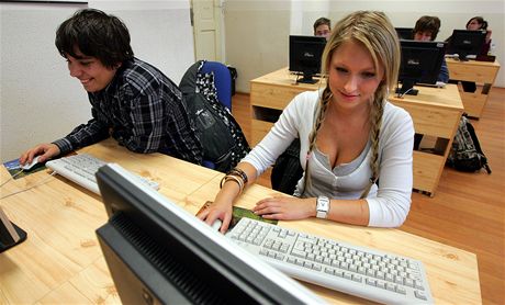 Studenti informatiky v uebn loketské stední prmyslové koly.
