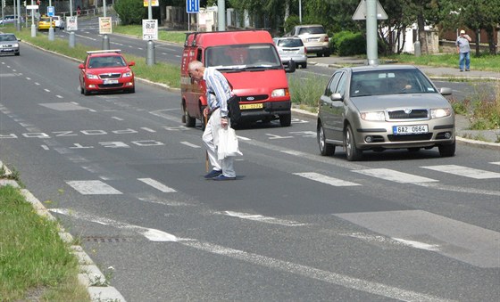 imická ulice v Bohnicích: Nedávno odstranné nové vodorovné znaení se mísí s...