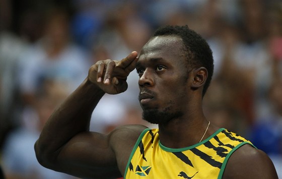 ZDRAVÍM. Usain Bolt v Moskv salutoval divákm.