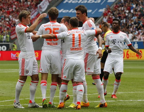GÓL! Hrái Bayernu Mnichov se radují z branky na hiti Frankfurtu, ve 13....