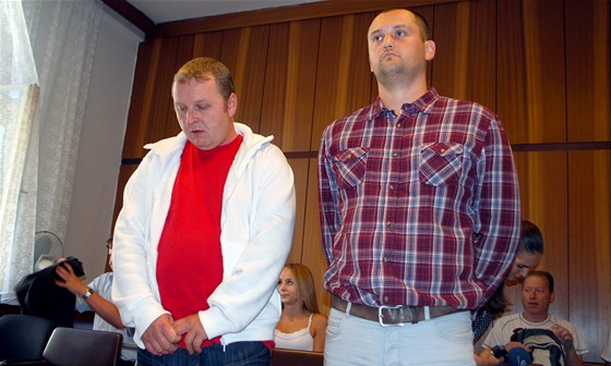 Petr Hlava (vlevo) pi vyhláení prvního rozsudku v srpnu 2013. Vpravo jeho údajný komplic Marek eníek, který u sedí ve vzení.