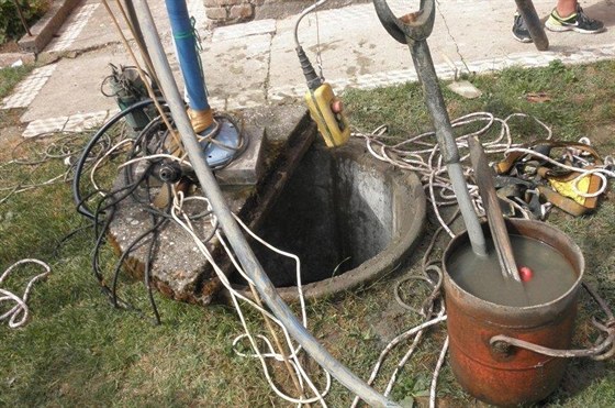 Záchrana mue ze studny v Bzenci na Hodonínsku. (10. srpna 2013)