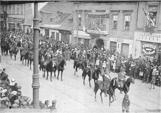 Polské jezdectvo v ulicích Varavy (1920)