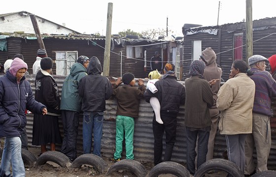 Obyvatelé pedmstí Kapského Msta se shromádili na míst, kde po pestelce