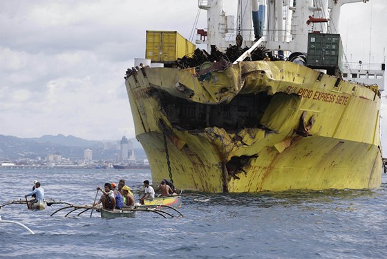 Obyvatelé Filipín na míst sráky dvou lodí (17. srpna 2013)