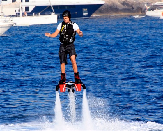 Leonardo DiCaprio na flyboardu