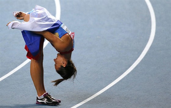 POKLONA. Jelena Isinbajevová slaví titul mistryn svta a dkuje moskevským...