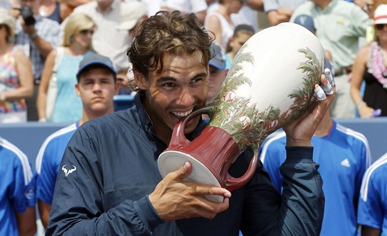 Rafael Nadal s trofejí pro vítze turnaje v Cincinnati. 
