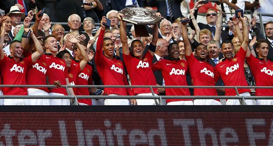Fotbalisté Manchesteru United slaví jubilejní dvacátý triumf v anglickém...