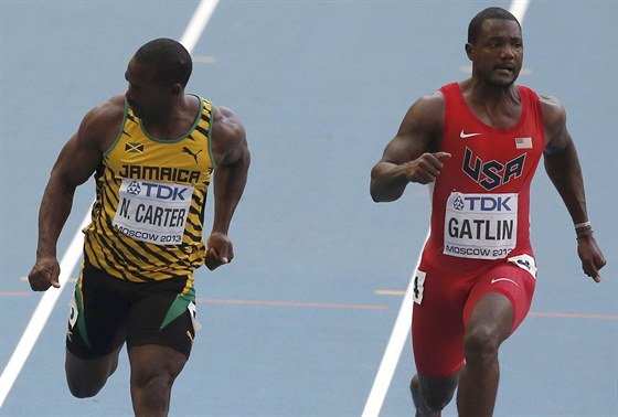 Jamajan Nesta Carter a Justin Gatlin z USA v semifinále na 100 metr.