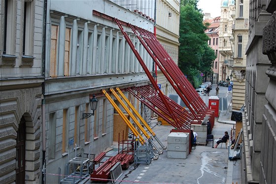 Nové podpry v  Divadelní ulici.