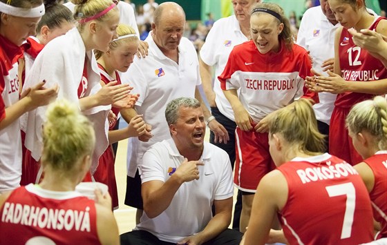 Richard Fousek vede bhem time-outu e k eským basketbalistkám do 16 let.