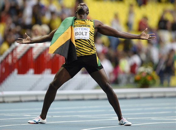 KDO JE TU PÁN? Jamajan Usain Bolt slaví ped moskevskými tribunami zlatou