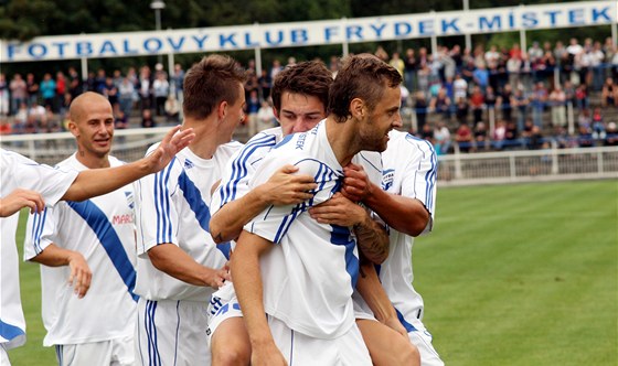 OSLAVA VE FRÝDKU. Záložník Hynek Prokeš (vpravo) se raduje z gólu proti Karviné.
