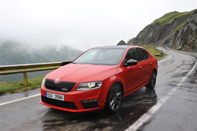 Octavia je hodn� velké elegantní auto. Sportovn� lad�ná verze RS (na snímku) p�idává agresivitu. Nová karosá�ská verze kupé má p�ilákat mladé zákazníky.