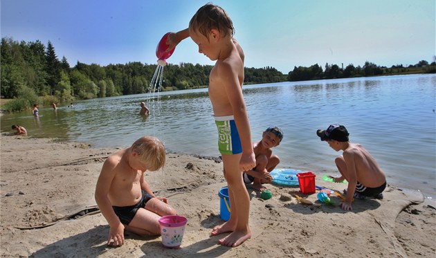 Stíbrné jezero je astým výletním cílem, hygienici jej ke koupání doporuují. 