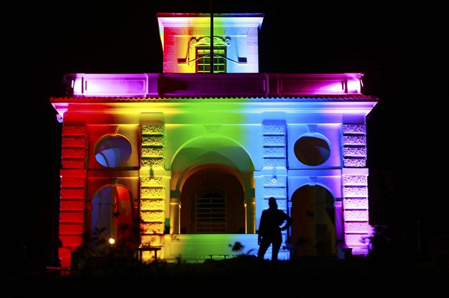 Gloriet velvyslanectví USA v Praze byl p�i Prague Pride duhov� nasvícen u� loni.