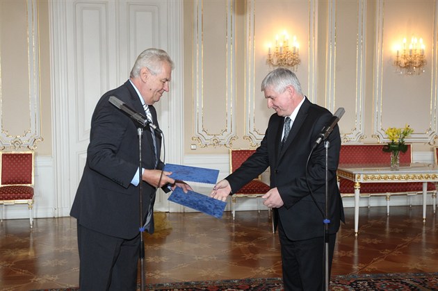 Premiéra Ji�ího Rusnoka, jeho� vláda nezískala d�v�ru, zkusí je�t� SPOZ p�emluvit, aby za ni kandidoval v p�ed�asných volbách.