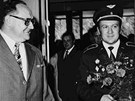 Jediný československý kosmonaut Vladimír Remek na návštěvě huti v roce 1978.