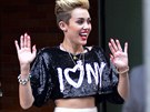 Zpvaka Miley Cyrus se pyní plochým bíkem a zkrácené topy jsou souástí...