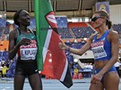 GRATULACE. Italská bkyn Valeria Straneová (vpravo), je v enském maratonu...