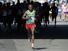 V POPEDÍ. Etiopský bec Tadese Tola bhem moskevského maratonu.