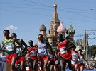 U RUDÉHO NÁMSTÍ. Momentka z maratonu na ampionátu v Moskv.