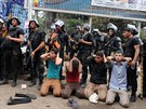 Stety mezi Mursího stoupenci a policií jsou hláeny i z mst Mínji a Asijútu...
