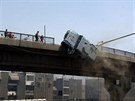 Protestující se v Káhie pokusili shodit z mostu i jedno z armádních vozidel...
