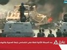 Fotografie vystiená z videozáznamu zobrazuje, jak káhirskou barikádu...