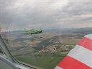 Vzpomínkový let formace sedmi letoun u píleitosti 68. výroí návratu...
