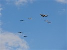 Vzpomínkový let formace sedmi letoun u píleitosti 68. výroí návratu...