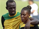 Usain Bolt se sprinterkou Rosemarie Whyteovou pi tréninku jamajského týmu v