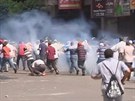 Egypttí policisté rozhánli slzným plynem stet sympatizant a odprc...