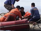 Záchranái vytahují z vody jednoho z peivích (17. srpna 2013)
