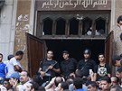 Bezpenostní sloky steí vchod do meity v centru Káhiry. (17. srpna 2013)