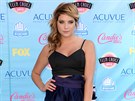 T�iadvacetiletá here�ka Ashley Bensonová o�ivila tmavý od�v zá�ivými botami, s...